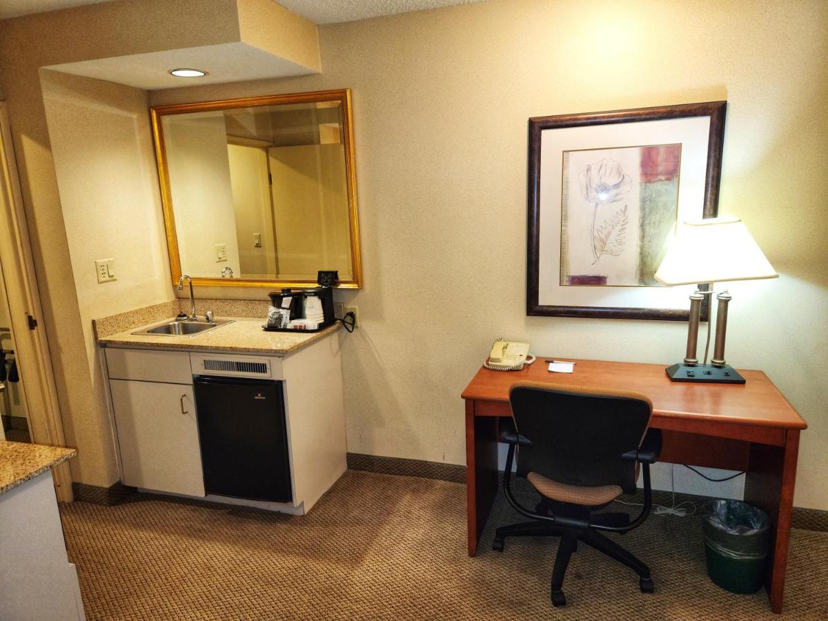 La Quinta By Wyndham Appleton College Avenue Hotel Exterior photo