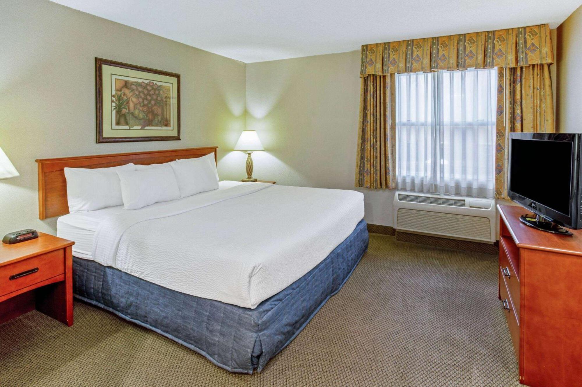 La Quinta By Wyndham Appleton College Avenue Hotel Exterior photo